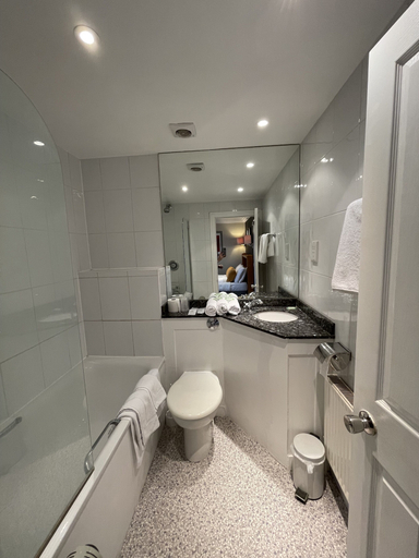 Bathroom 5, Shandon Hotel, London