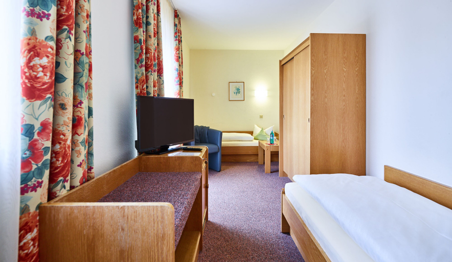Bedroom 2, Hotel Merian Rothenburg, Ansbach