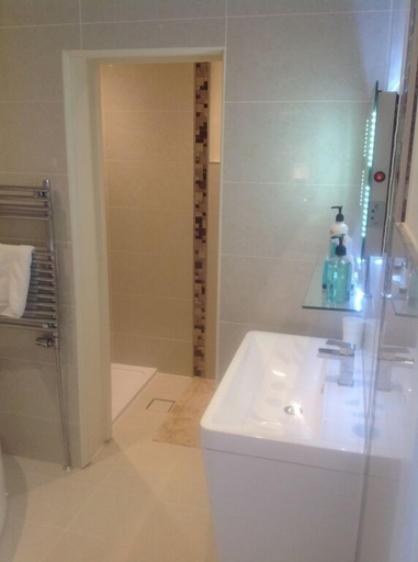 Bathroom 3, Baldwin House, Worcestershire