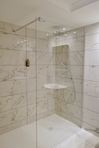 Bathroom 5, Résidence Carlton, Alpes-Maritimes