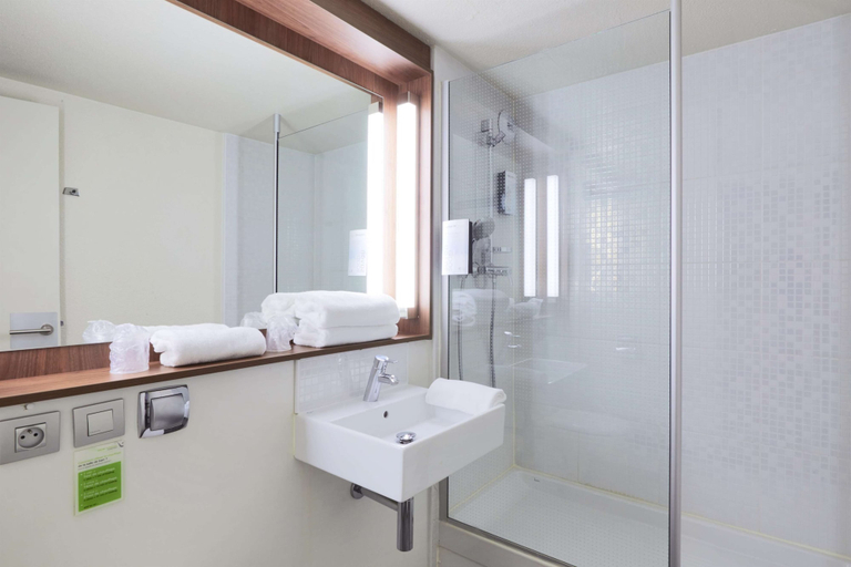 Bathroom 4, Campanile Chambery, Savoie