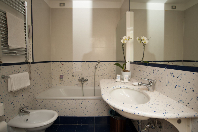 Bathroom 5, Hotel Windrose, Roma