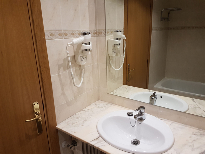 Bathroom 5, Hotel Guineu, Pyrénées-Orientales