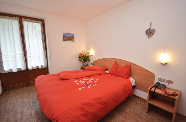Bedroom 3, Albergo Sporting, Trento