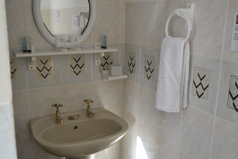 Bathroom 4, Holmlea Guest House, Blackpool