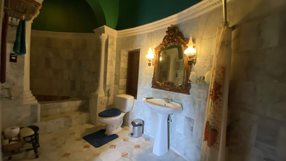 Bathroom 4, Tropicana Castle Dive Resort, Puerto Galera