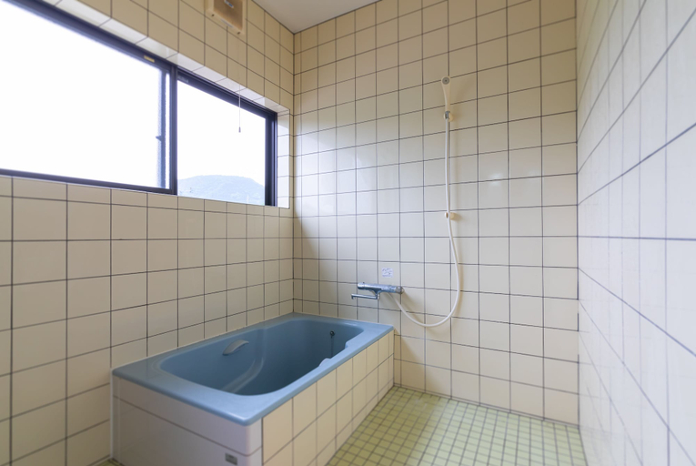 Bathroom, Sasayakana Ouchi Sakida Kushima, Kushima