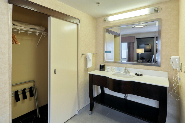 Bathroom 5, Hampton Inn & Suites Parsippany/North, Morris