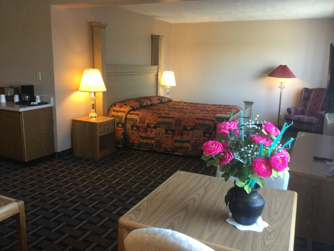 Bedroom 4, Sky Lodge Inn & Suites, Walworth