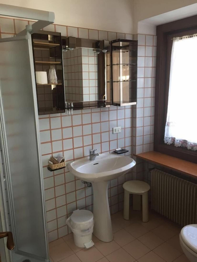 Bathroom 4, Hotel Diana, Belluno