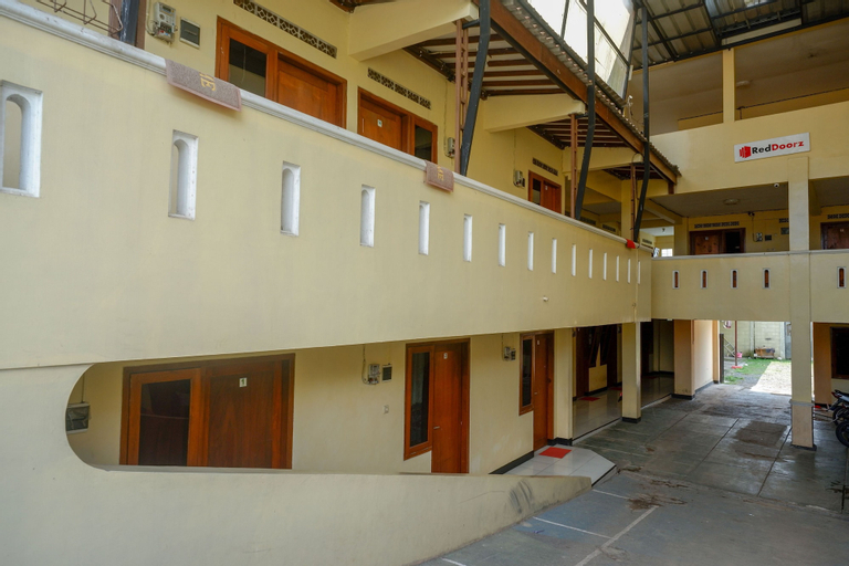 Exterior & Views 2, RedDoorz Syariah near GOR Satria 4, Banyumas