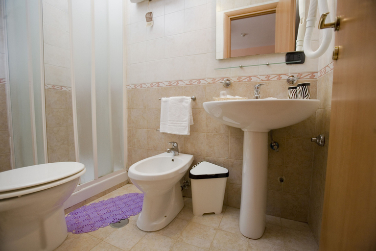 Bathroom 4, Hotel Cine Holiday, Napoli