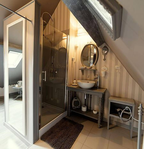 Bathroom 5, Aux Petits Bonheurs, Nord