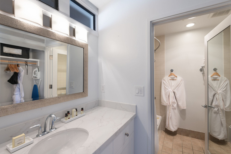Bathroom 5, La Jolla Shores Hotel, San Diego