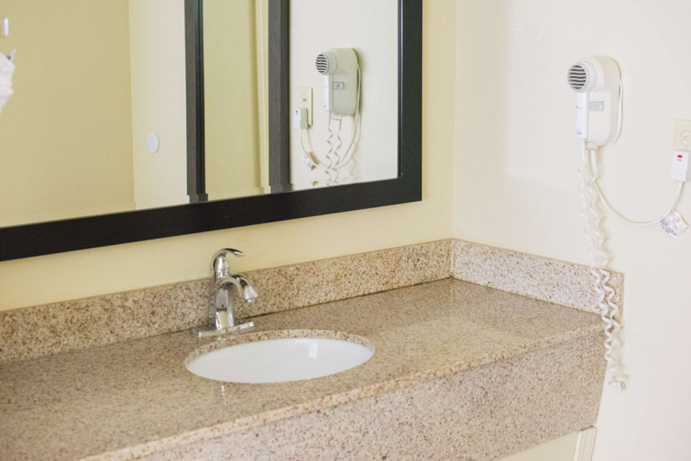 Bathroom 4, Best Western Coachlight, Phelps