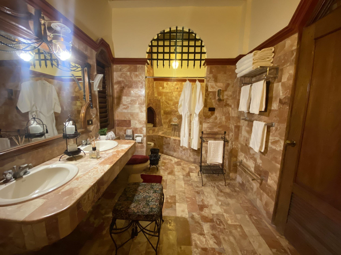 Bathroom 4, Tropicana Castle Dive Resort, Puerto Galera