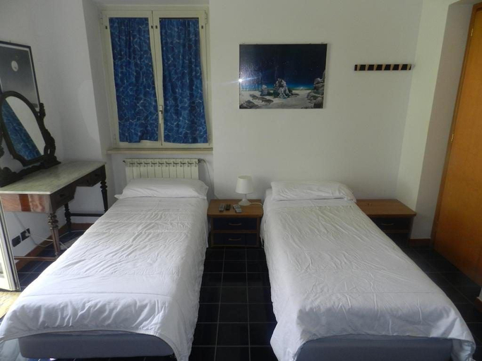 Bedroom 4, Pit Stop, Roma