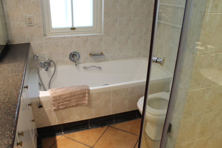 Bathroom 5, River Club 4213, Eden