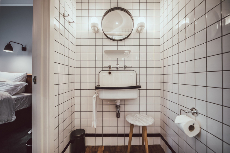 Bathroom 4, The Pilgrm Hotel, London