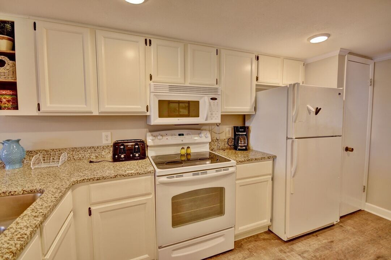 Others 4, Moonspinner 208b, Bay