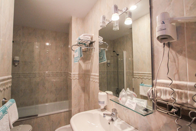 Bathroom 3, Hotel Y Apartamentos San Jorge, Asturias