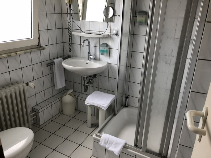 Bathroom 5, Hotel-Restaurant Reher Hof, Hagen