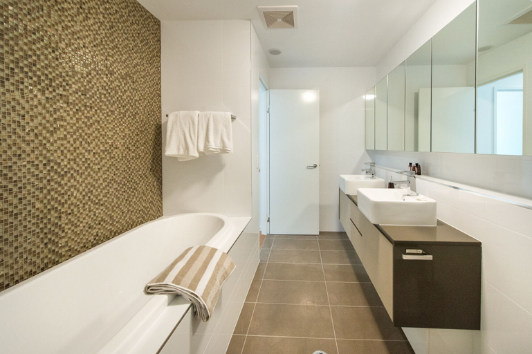 Bathroom 5, Empire Apartment Hotel, Rockhampton