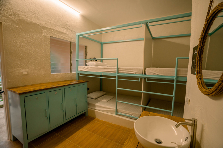 Bathroom 4, Mad Monkey Panglao, Dauis