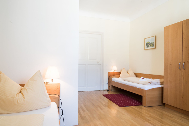 Bedroom 3, Gästehaus im Priesterseminar Salzburg, Salzburg