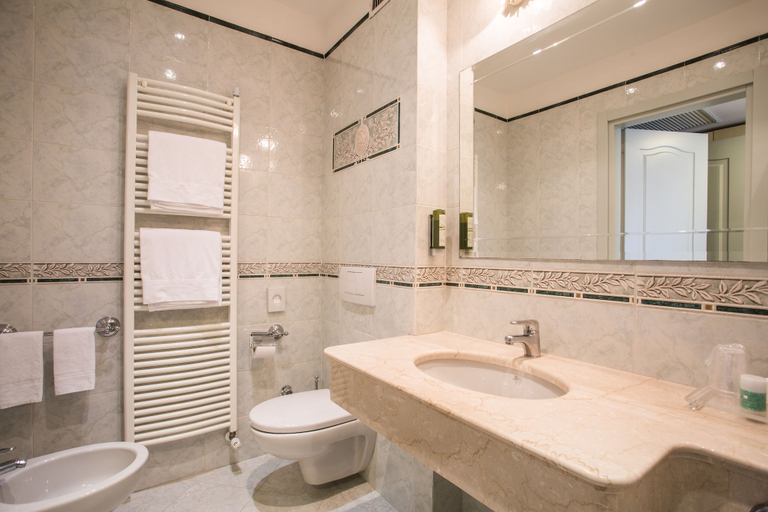 Bathroom 5, Hotel Spiaggia d'Oro - Charme & Boutique by Double Hospitality, Brescia
