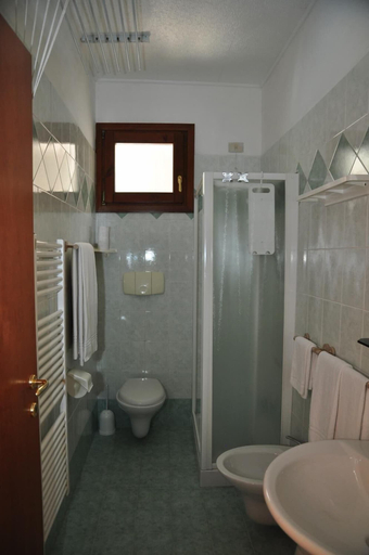 Bathroom 3, Residence Madrid, Venezia