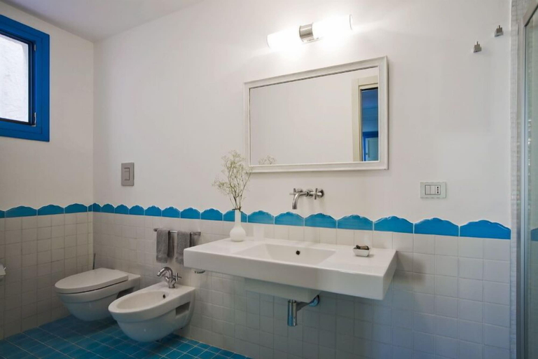 Bathroom 5, Marsa Siclà Le Ville, Ragusa