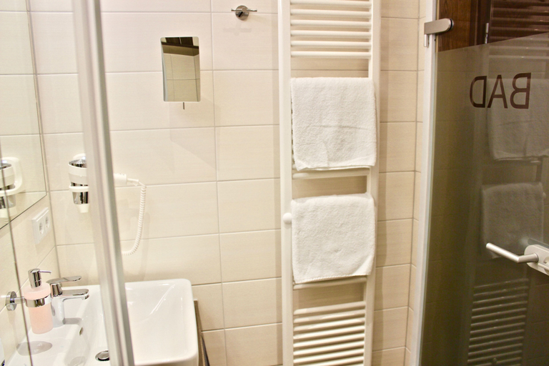 Bathroom 4, Gasthof Hotel zum Schwarzen Bären, Neustadt an der Waldnaab