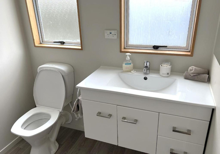 Bathroom 2, Jade Court Motor Lodge, Westland