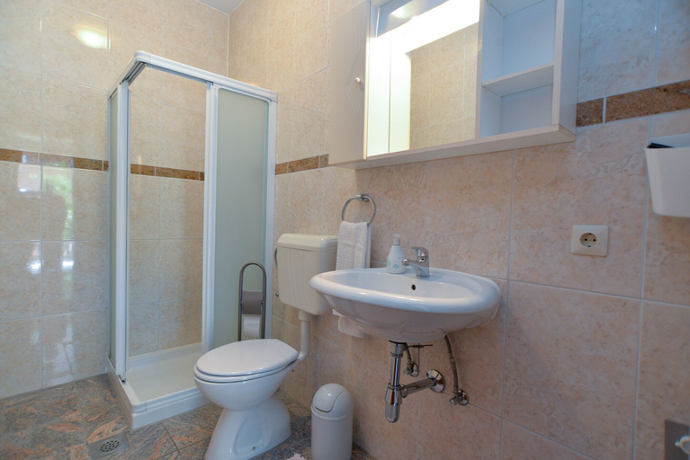Bathroom 3, Apartment 336, Poreč