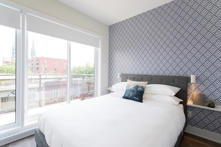 Bedroom 2, Stunning Split Level 3 BR Little Italy Apartment, Montréal