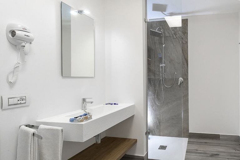 Bathroom 5, Hotel Sundeck, Trapani