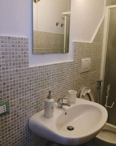 Bathroom 5, B&B Le Cascine, Pisa