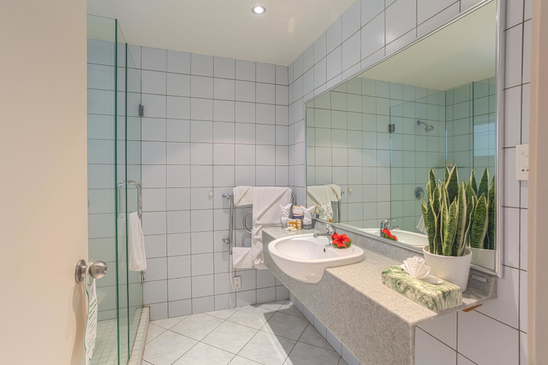 Bathroom 5, Muri Beach Club, Rorotonga