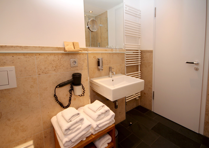 Bathroom 3, Qube Hotel Bergheim, Heidelberg