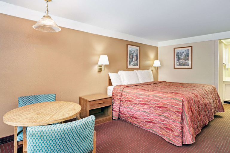 Bedroom 3, Knights Inn Charleston, Kanawha