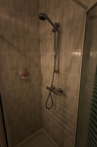 Bathroom 5, Les Messageries, Cantal