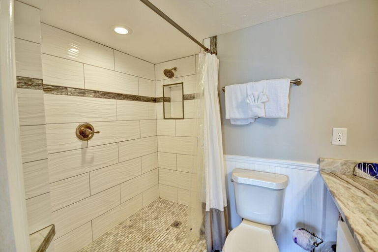 Bathroom 3, Moonspinner 208b, Bay