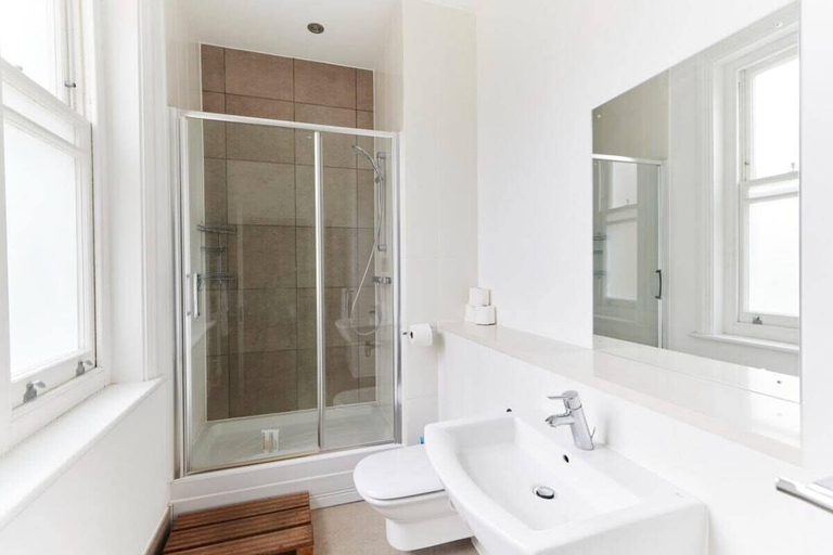 Bathroom 4, The Woolwich Retreat - Enticing 5bdr House With Parking, London