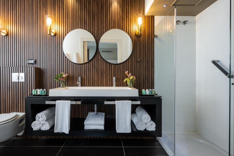 Bathroom 5, Leonardo Gordon Beach