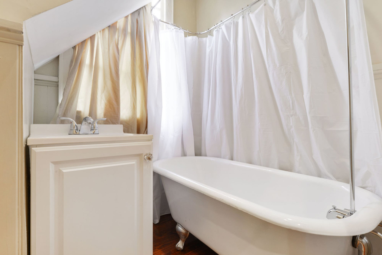 Bathroom 4, 4 Bedroom 5 beds - 2030, Orleans