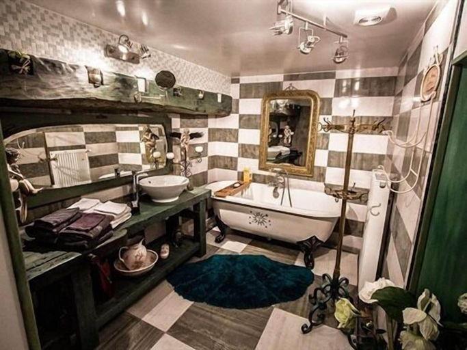 Bathroom 5, Aux Logis de La Solre, Nord