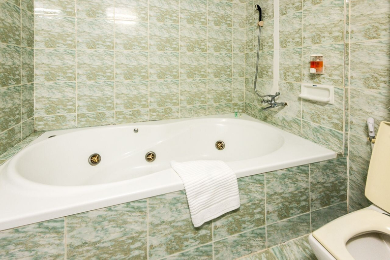 Bathroom 4, Seashore Pattaya Resort, Pattaya