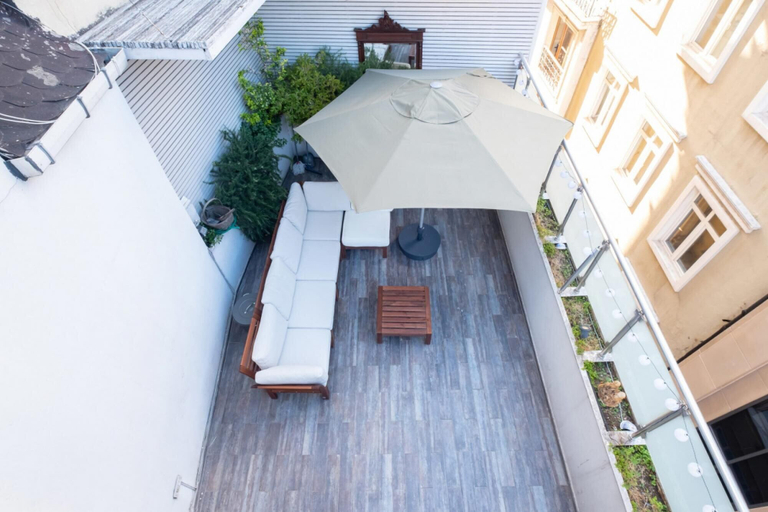 Room 2, Missafir Flat With Terrace Near Istiklal Street, Beyoğlu