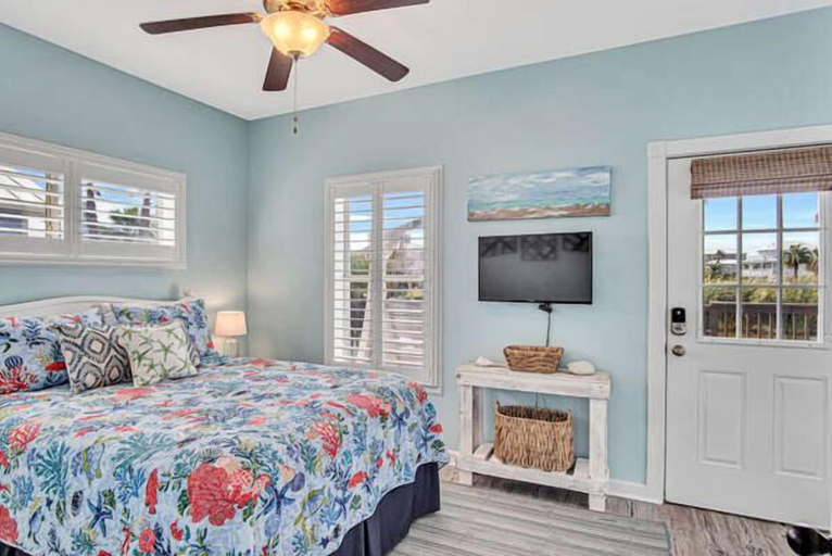Bedroom 3, Salty Smooch, Nueces